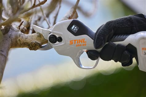 STIHL ASA 20 in-use diagram (blade control and OLED display)